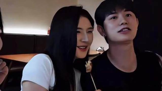 蚂蟥衣服被油滴到，童锦程帮忙擦干净，立马引起富小小妒忌