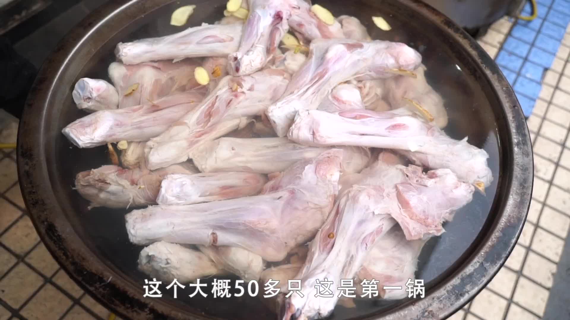 武汉烤牛腿，3斤半牛腿49。9元拿着直接啃，吃起来真过瘾