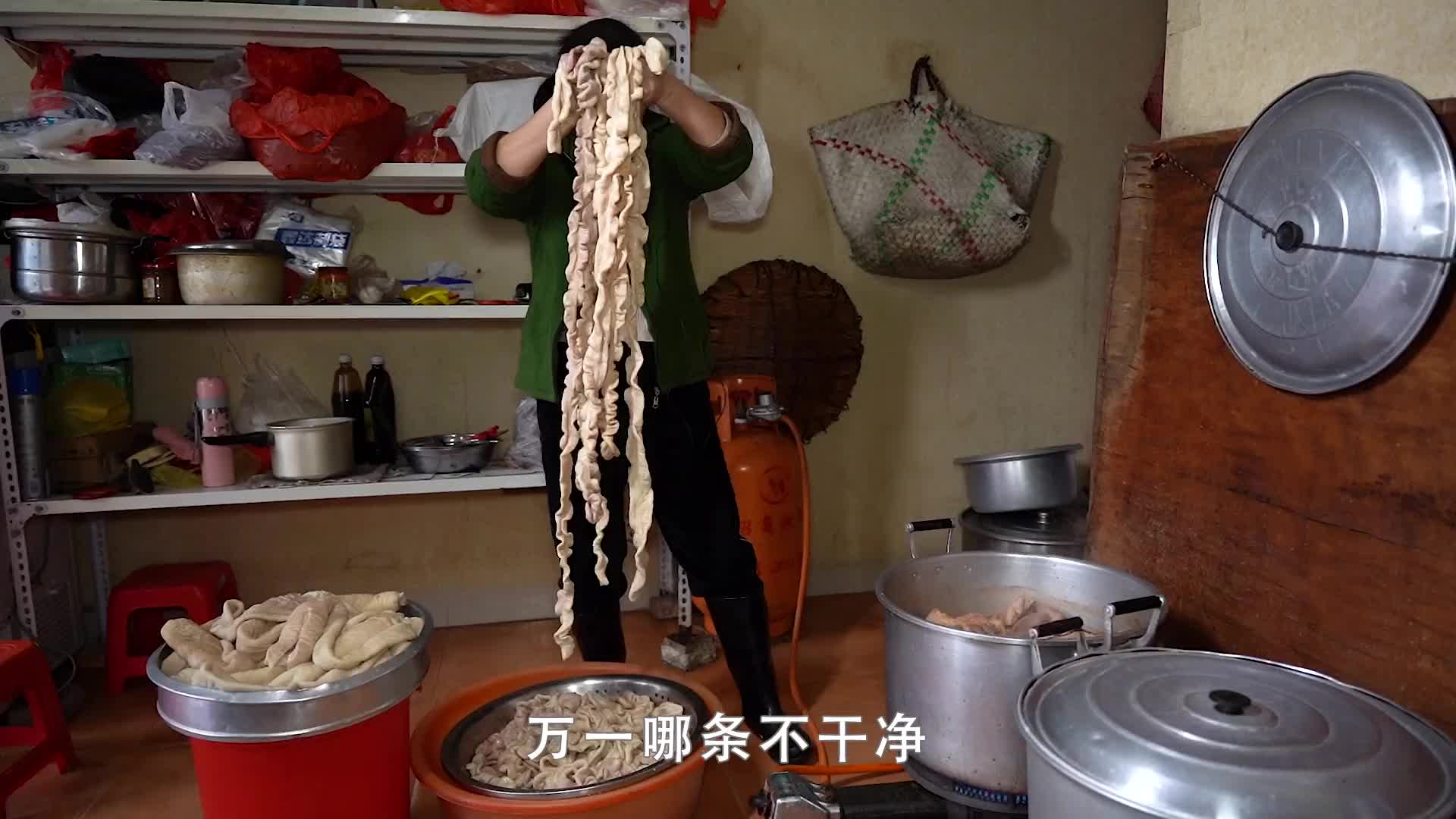 泉州夫妻巷口摆摊25年，省吃俭用供2孩子上大学，30分钟卖1锅