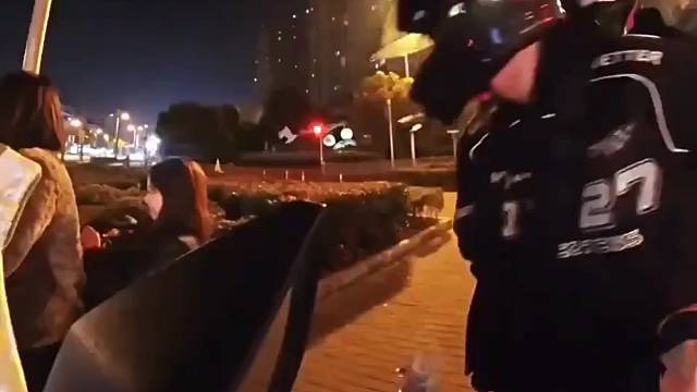 前面女的：你说人生的意义是什么？