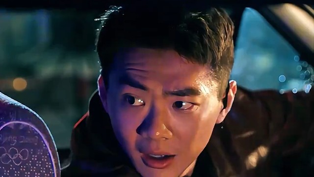 抓人抓到自己领导是什么体验，真是大水冲了龙王庙