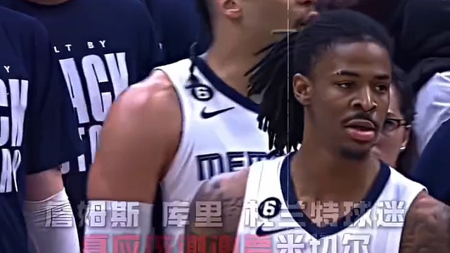 篮球比赛激烈进行中，两队球员全力拼搏！#篮球