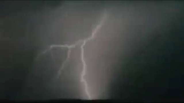 海岛激情作战的瞬间，硝烟弥漫的战场。