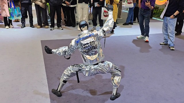 表演武术的人形机器人！寰识科技（上海）有限公司