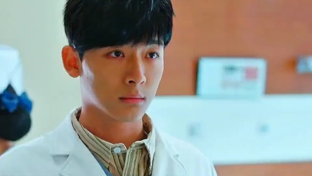 太震撼了，小伙一个眼神就知道病人情况||#非凡医者 #好剧分享