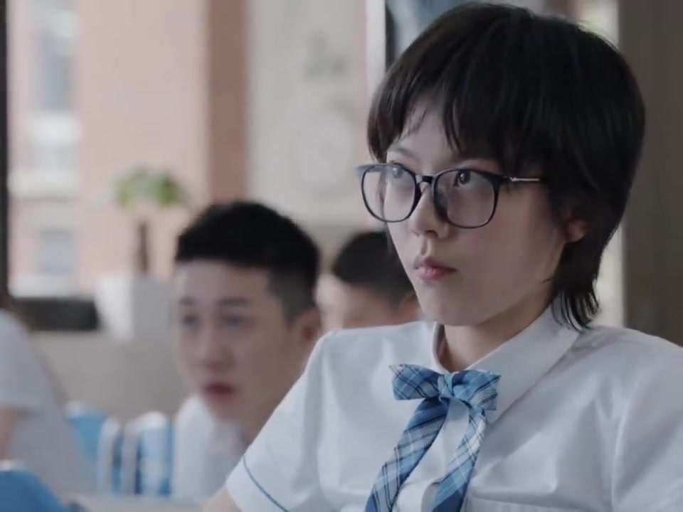 学生时代还有谁没干过，上课偷吃零食社死现场