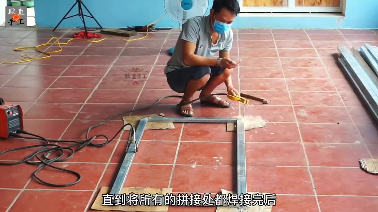 由几根镀锌方管就能制作出如此美观漂亮的餐桌