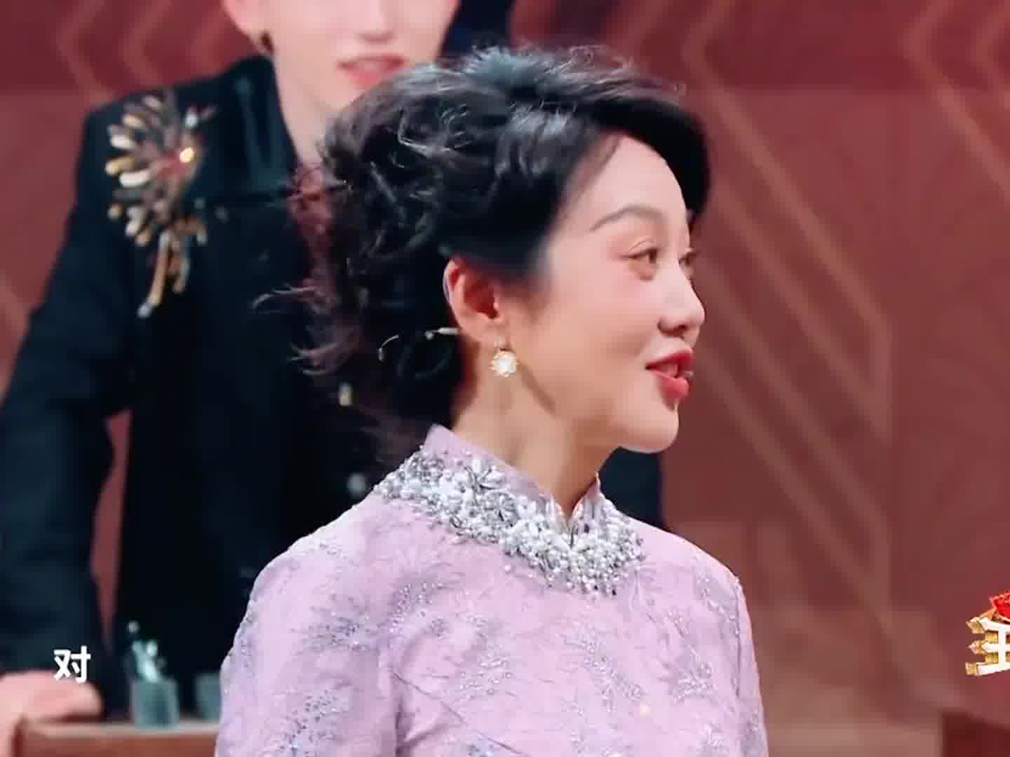 姚晨：假如你和我互换身体，你会用我的身体做什么？闫妮：换个嘴