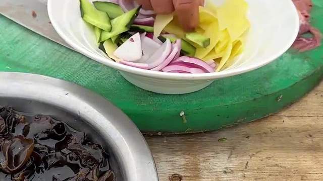 山东赶大集让厨师长做个猪腰两吃，这种吃法真的还是第一次吃