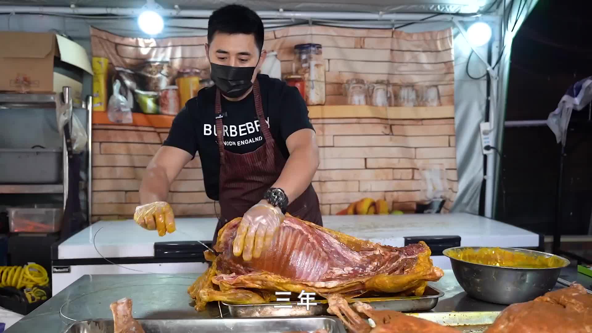 投资失败欠债300万，卖车给员工发工资，如今靠土窑发家，1天18只羊