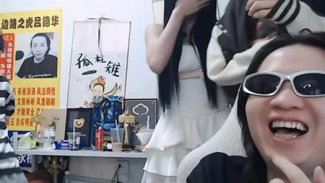 昨晚德华中场休息又让眼镜妹来一段舞蹈，还叫春虫虫展示一下才艺