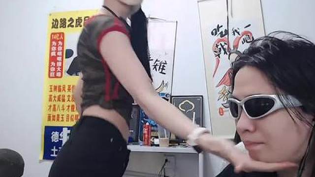 佳怡调戏德华，让一个更年期的女人春心荡漾结束后春虫虫想护美女回家？