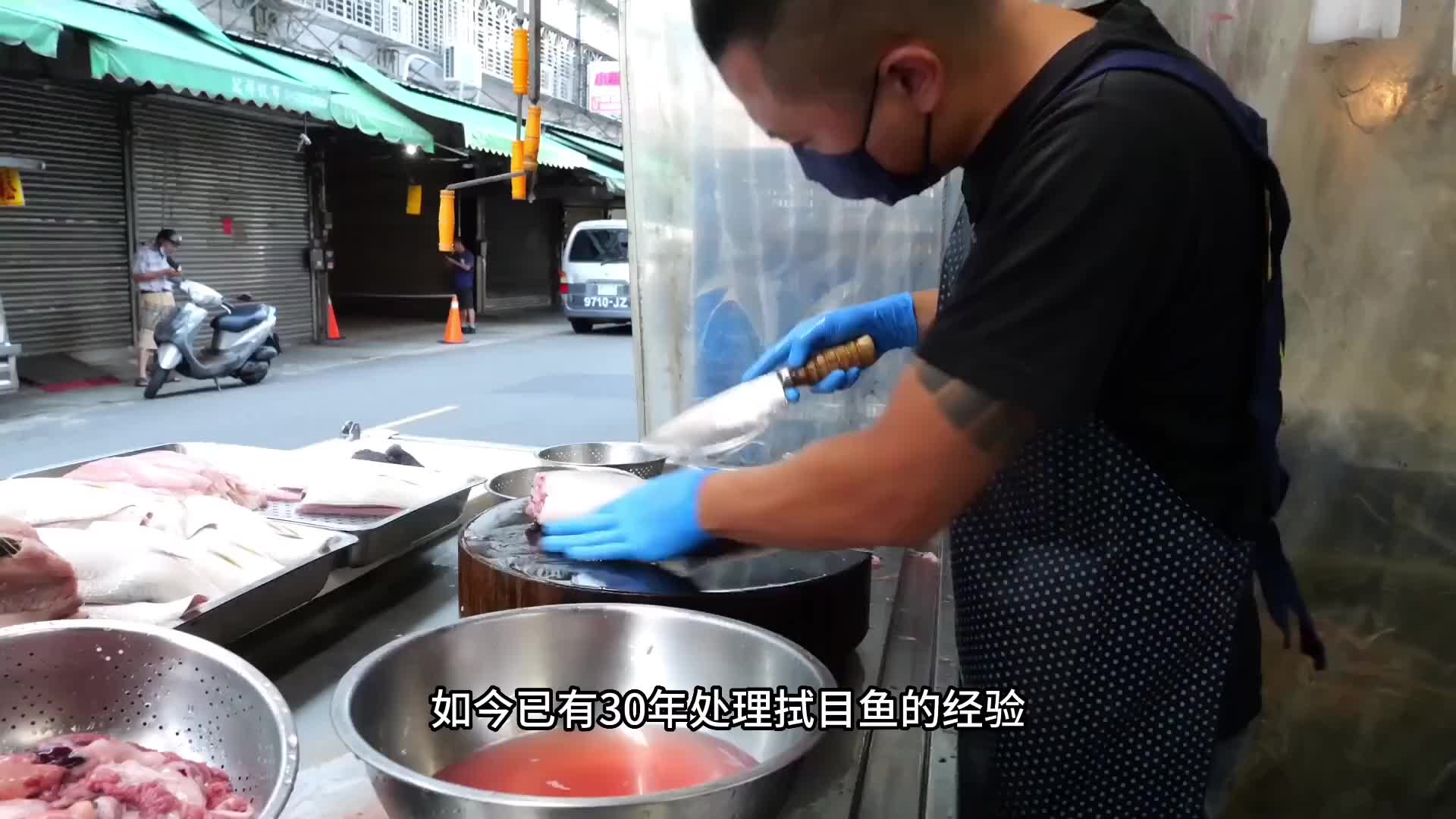 用文火把虱目鱼鱼肚浸熟，那口感真的一口即化。