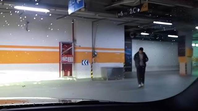 回家在地库遇到一个人一直不走