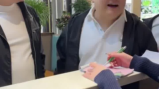 朋友吃饭提熟人 尴尬幽默名场面