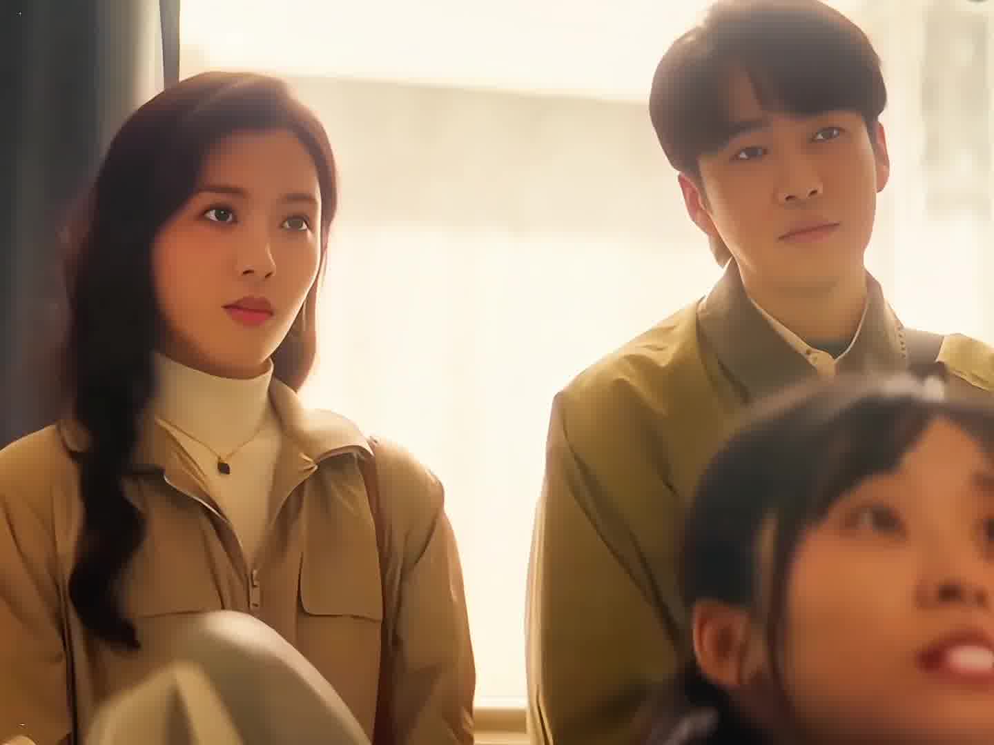 旁边的女生心想，你俩简直就是在演我，一脸震惊