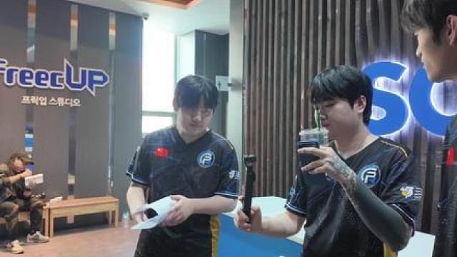 欢迎登陆Cui71的视角！崔Sir解锁特别任务：一日Vlog拍摄！Vlog届新人各种怼脸拍，老艺术家坚持手搓运镜bgm