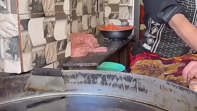 太奢侈了，用石油煎鸡蛋的也是头一回见