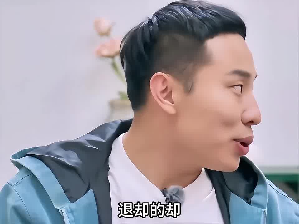 一个说不清楚，另一个唱不明白！