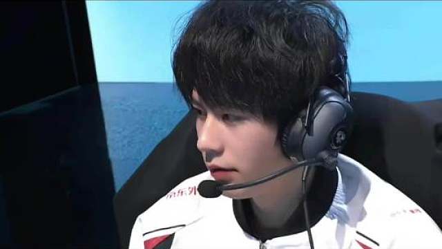 【2026KPL春季赛第三轮3.8赛场高光】

第二局，无畏鲁班大师在对抗路一塔处大招极限距离拉到女