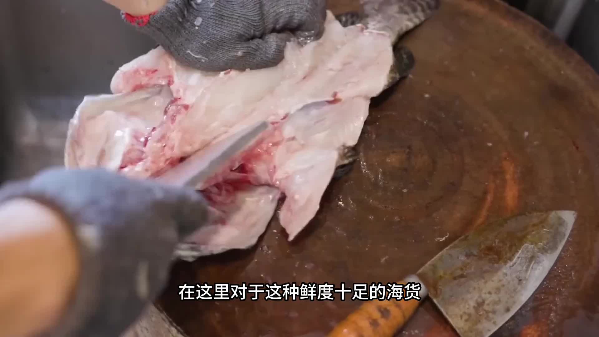 石斑鱼被师傅用工具给锤晕，然后再用来清蒸。