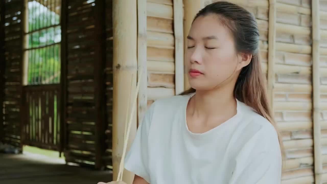 女子竟然用竹子制作出一款自动捕鱼装置，效果还出奇的好