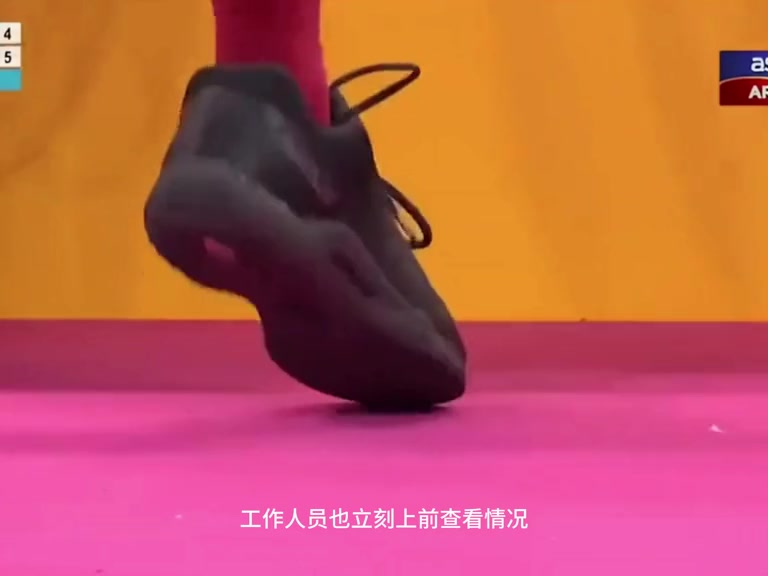牙买加选手比赛鞋坏了，大马主教练叶诚万毫不犹豫脱鞋给对手。