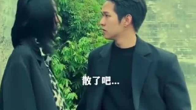 亲一口也行啊，他竟然选择吐一口