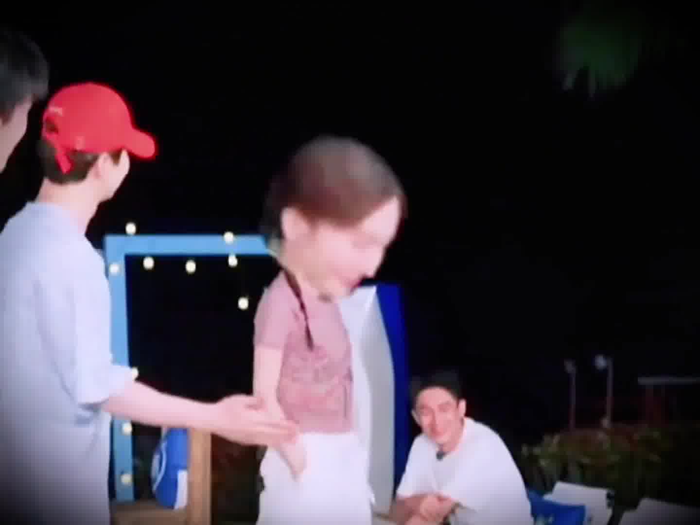 金晨。别，千万别这样捧，等下摔得很疼！！