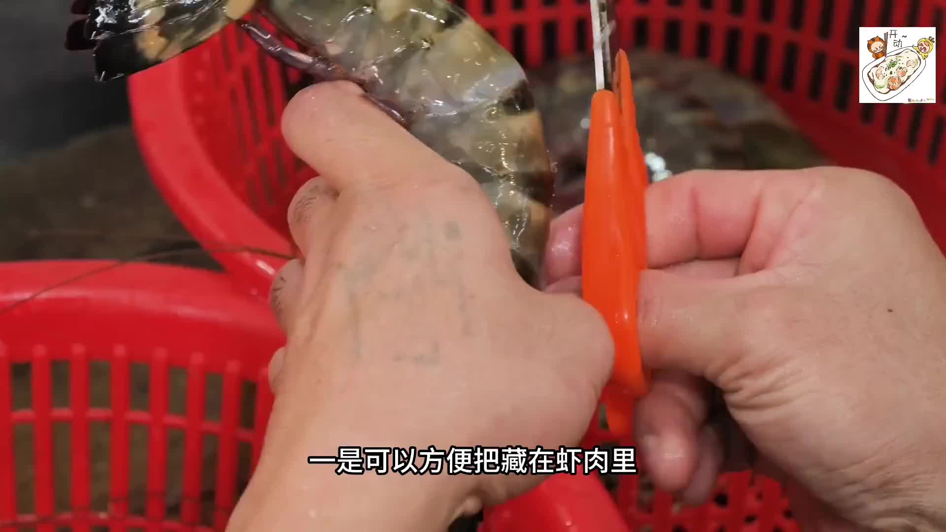 凭借在一个小小的烤虾摊，用一年时间凑够了28万的彩礼钱。
