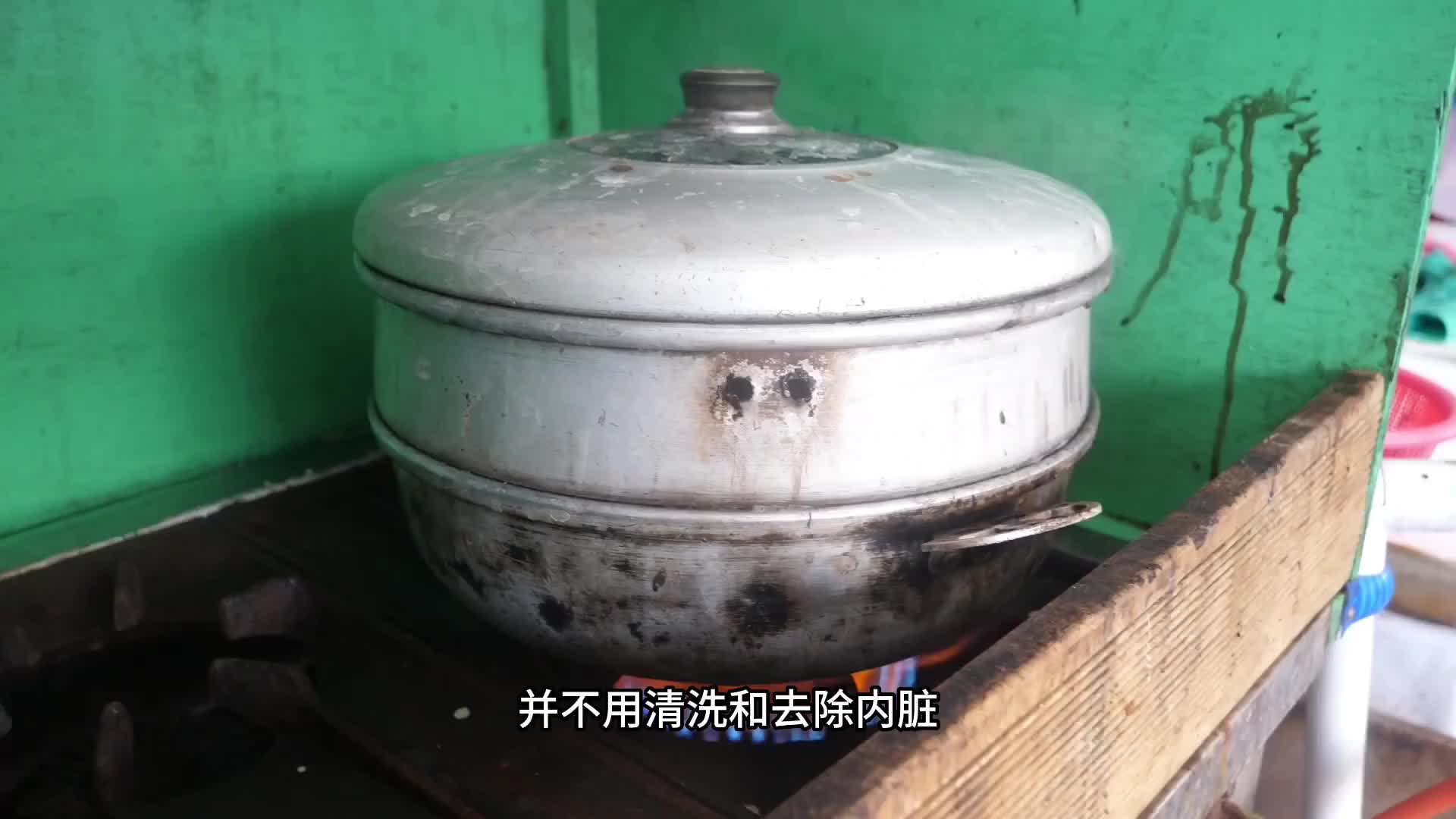 凭借着一个买白灼鱿鱼的小小的摊位用一年时间把儿子拉回了正道。