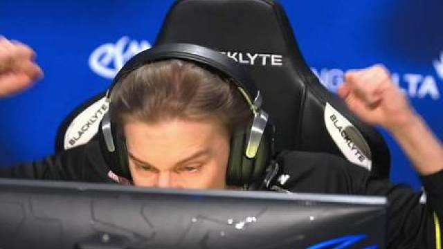 赛场再现沙鹰侧身空枪名场面 爆头机器大B火力全开 NAVI四擒B8