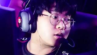 EDG三人港服組排撞車CXY ，CXY贏下對(duì)局成功逮捕EDG三人