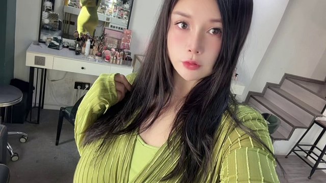 店里没人，来一张美美自拍