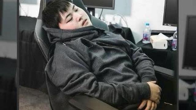 谁说电子竞技不残酷，UZI顶着高烧靠着强大的意志力把队伍拖入四强，赛后直接跑去医院挂盐水