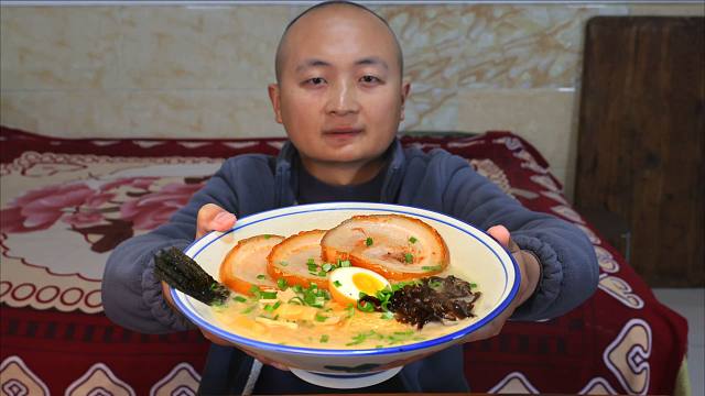 买了一堆食材，今天“豚骨拉面”，汤浓面筋道，香迷糊了