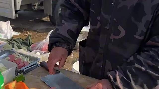 花三块钱在大集上买一块板油然后后加工成板油炒面