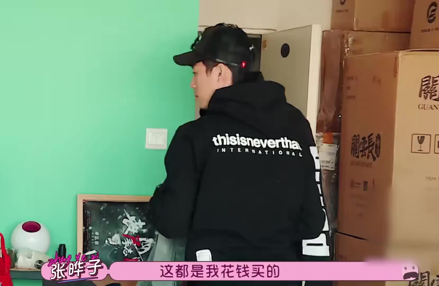 女友省吃俭用只为生活，男友没钱却买三千块的手办