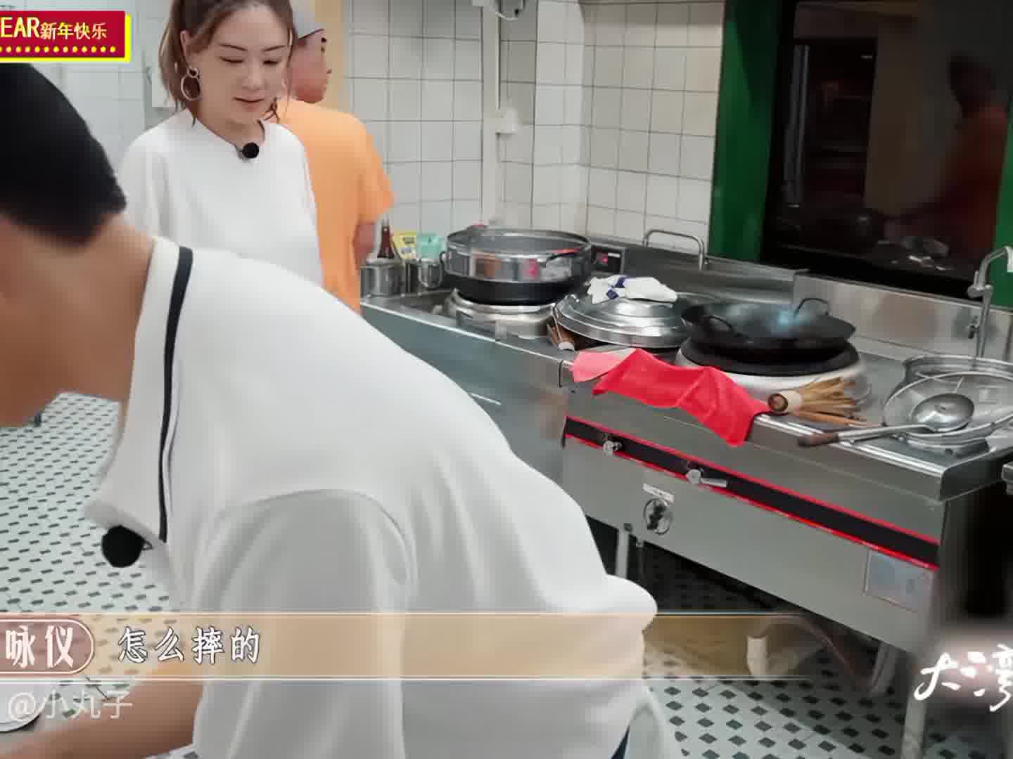 张智霖摔倒袁咏仪关心