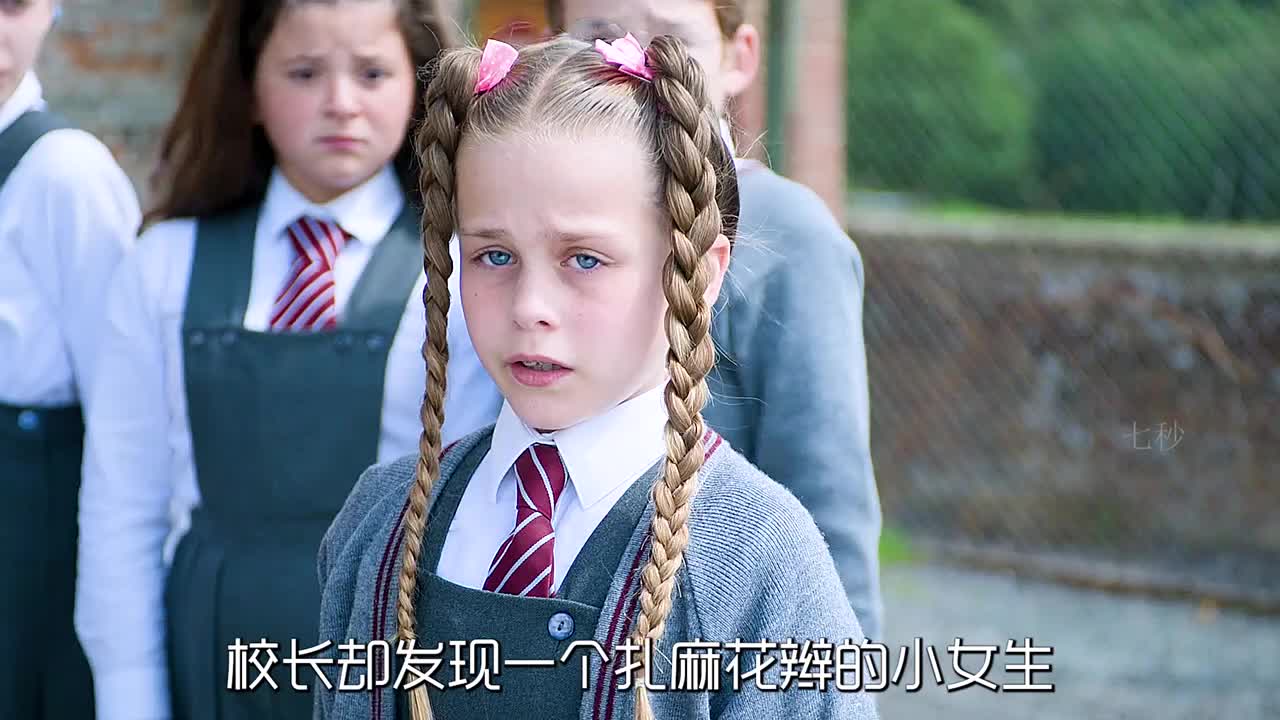 男孩躲在一堆外套下装睡，因为魔鬼校长要来了