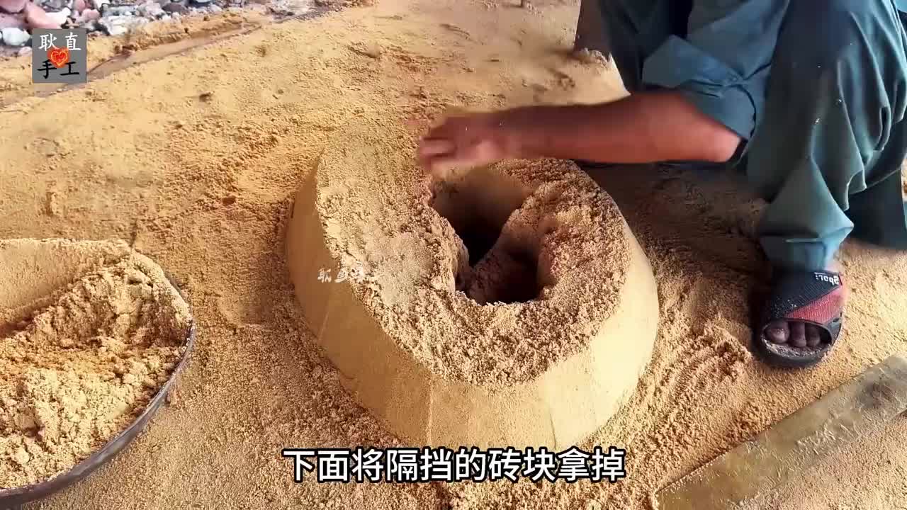 在简陋的作坊里仅仅靠翻砂铸出巨型工业齿轮