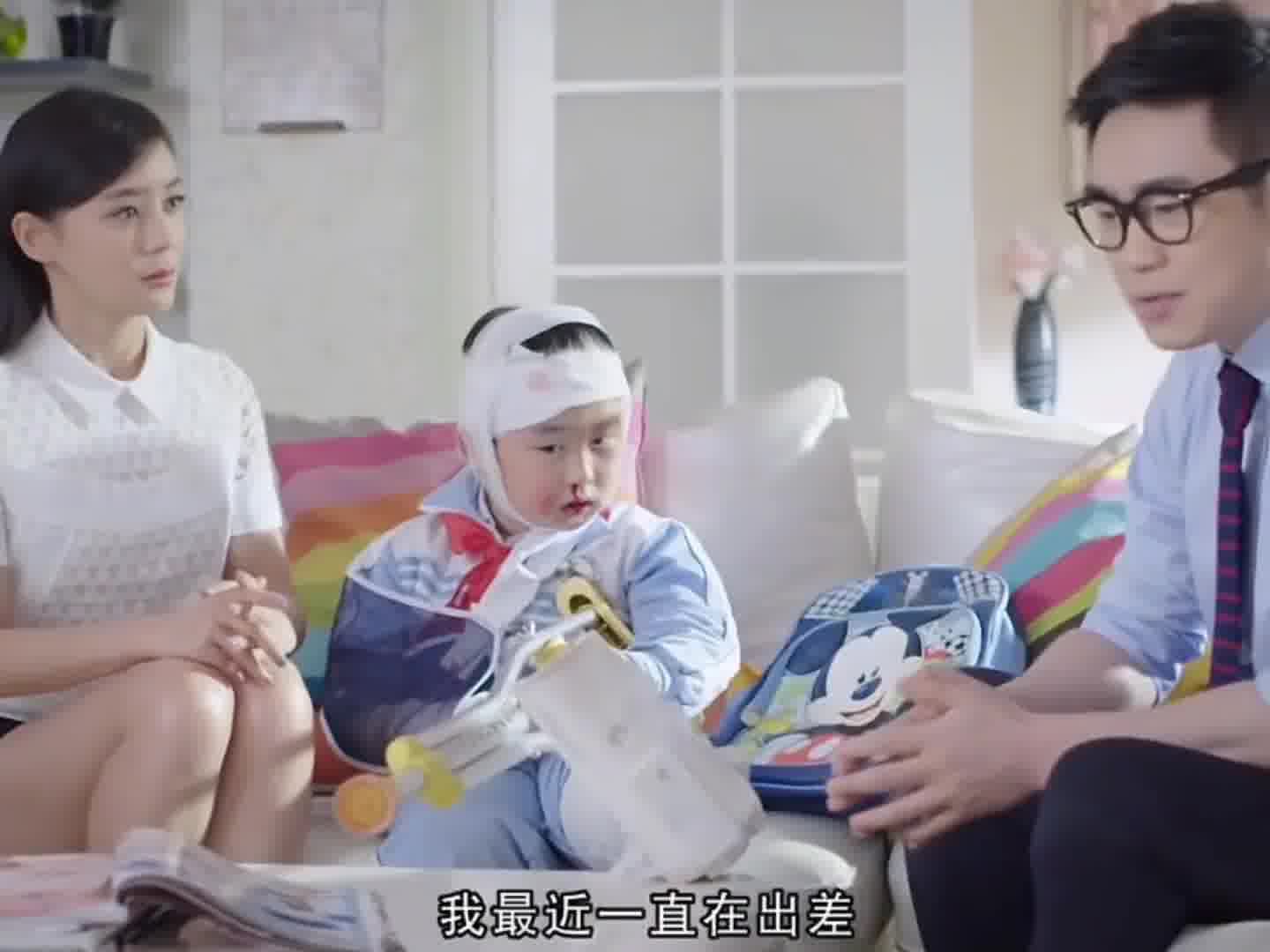 孩子爷爷为了老师来家访，故意打孩子