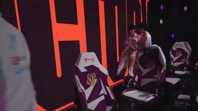 好强好稳的馍阿娜，抗压也没给对面任何机会
结束后下路组有说有笑地回休息室心情也很好的样子
争取3：0