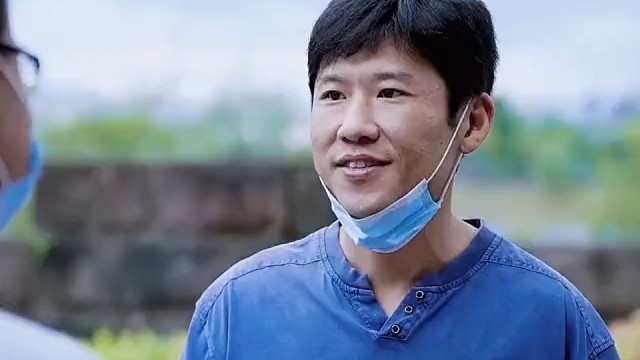 “男人在学校门口卖烤肠被领导发现，不料却有意想不到的结果”