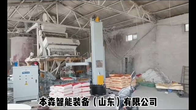 立柱码垛机器人，占地小、效率高，24小时不停机#立柱码垛机器人 #码垛机械手 #饲料厂自动化 #工厂