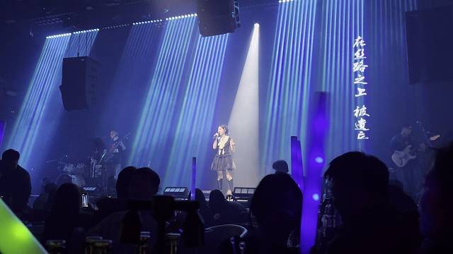 月牙湾下的泪光