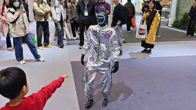 人形机器人！这一刻！变形金刚在小朋友的心中具象化了。