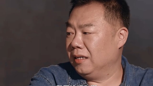 肆无忌惮惹继父生气，以为他伸手是要打骂自己，低头躲闪  