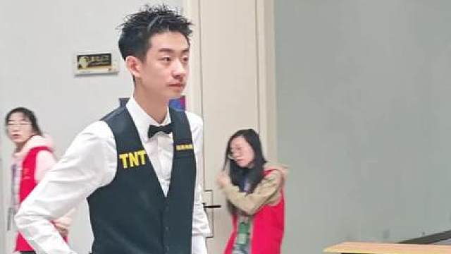 吴宜泽不敌奥沙利文 罗尼·奥沙利文全场打出一杆破百（118）和四杆50（86、78、97、89），吴宜泽打出四杆50（77、53、86、77） 上半场奥沙利文取得3-1的领先，下半场开始后吴宜泽连胜两局将比分扳平，随后双方各胜一局，第九局奥沙利文打出单杆118分率先来到赛点，第十局吴宜泽打出单杆77分将比赛拖入决胜局，决胜局奥沙利文打出单杆89分获胜 最终奥沙利文以6-5的比分战胜吴宜泽晋级决赛