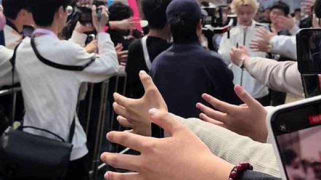 也是和英雄联盟冠军选手握上手了